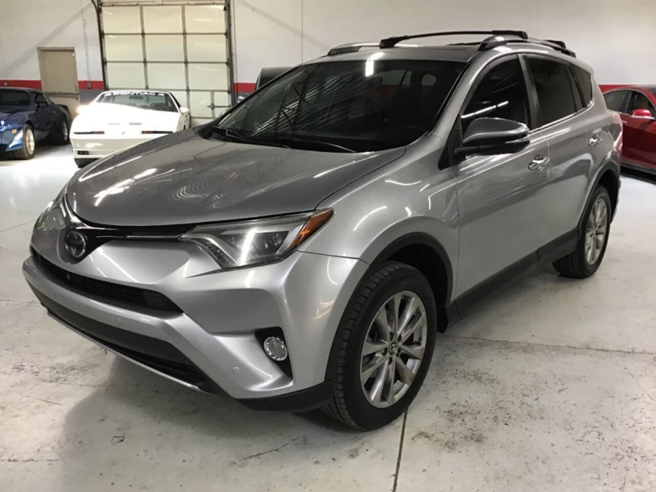 Used 2017 Toyota RAV4 Platinum FWD image 1