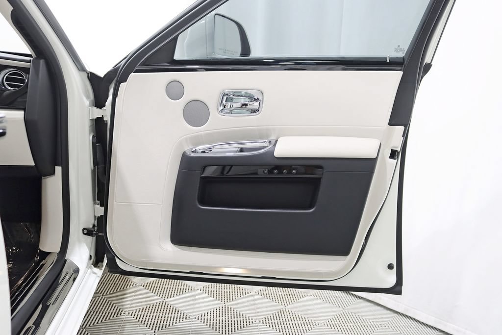 Used 2016 Rolls-Royce Ghost RWD image 39