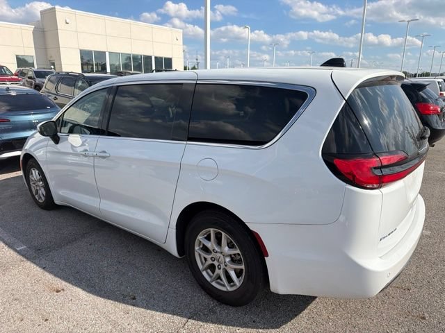 Used 2023 Chrysler Pacifica Touring-L FWD image 2