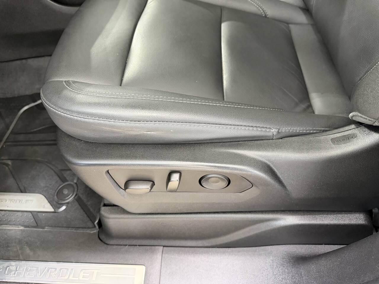 Used 2024 Chevrolet Suburban LT w/ Luxury Package AWD/4WD image 9