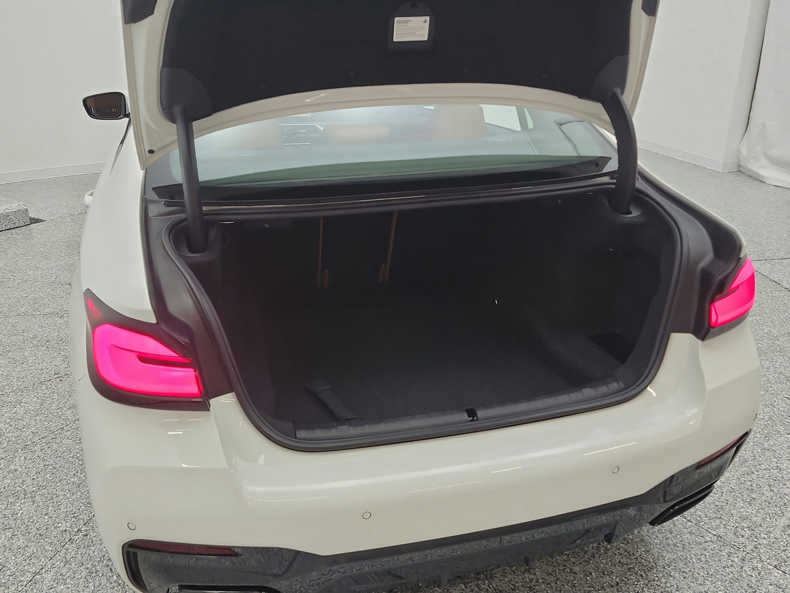 Used 2023 BMW M550i xDrive image 19