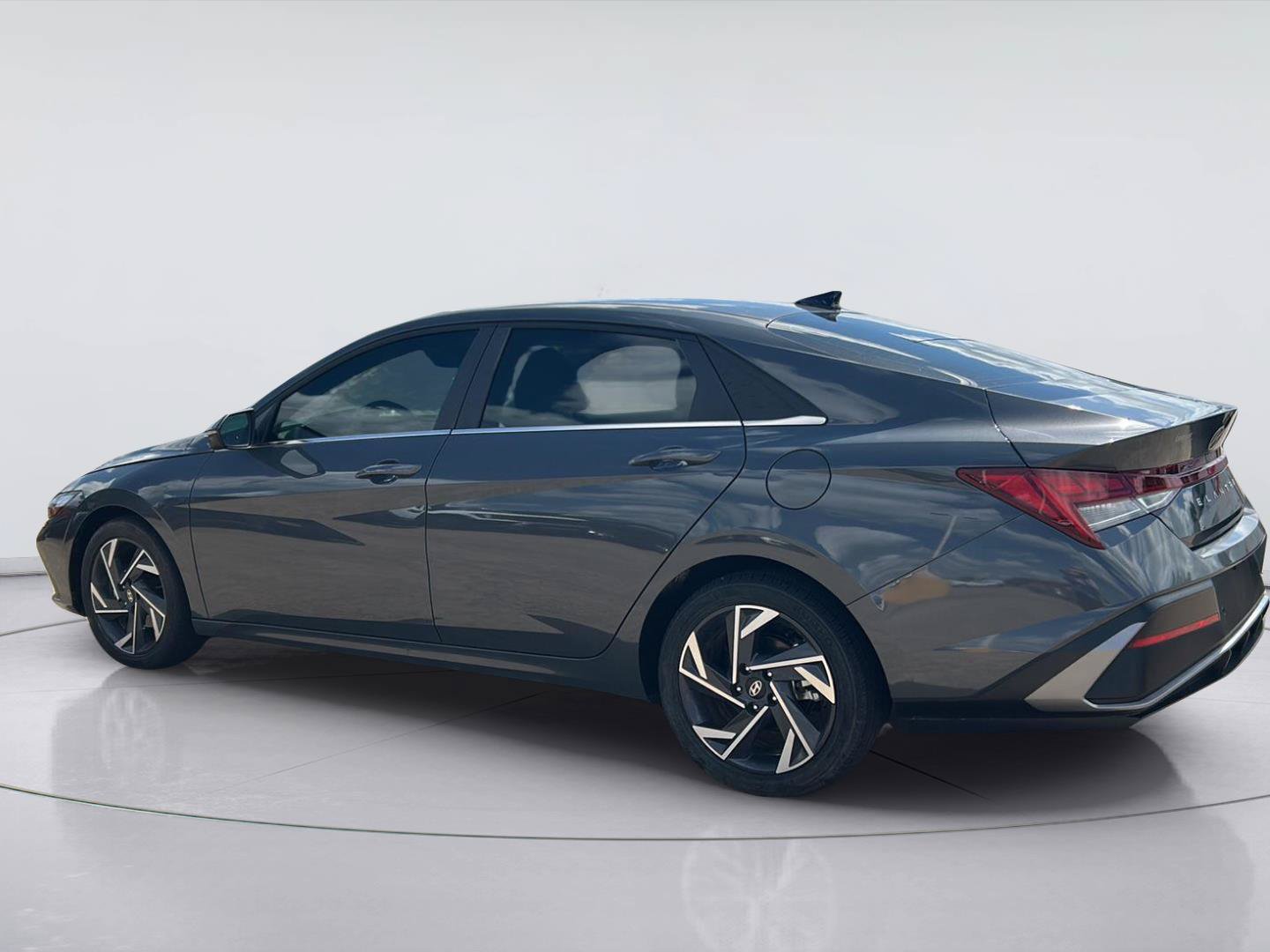 Used 2024 Hyundai Elantra Limited FWD image 4