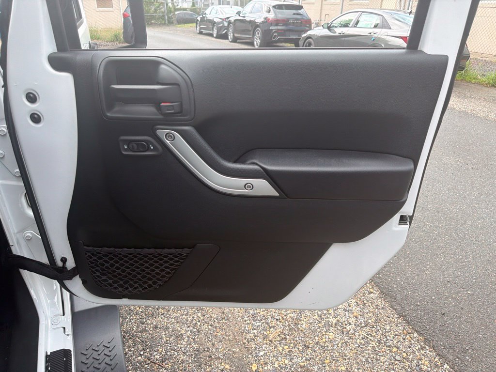 Used 2018 Jeep Wrangler Sahara w/ Connectivity Group AWD/4WD image 11