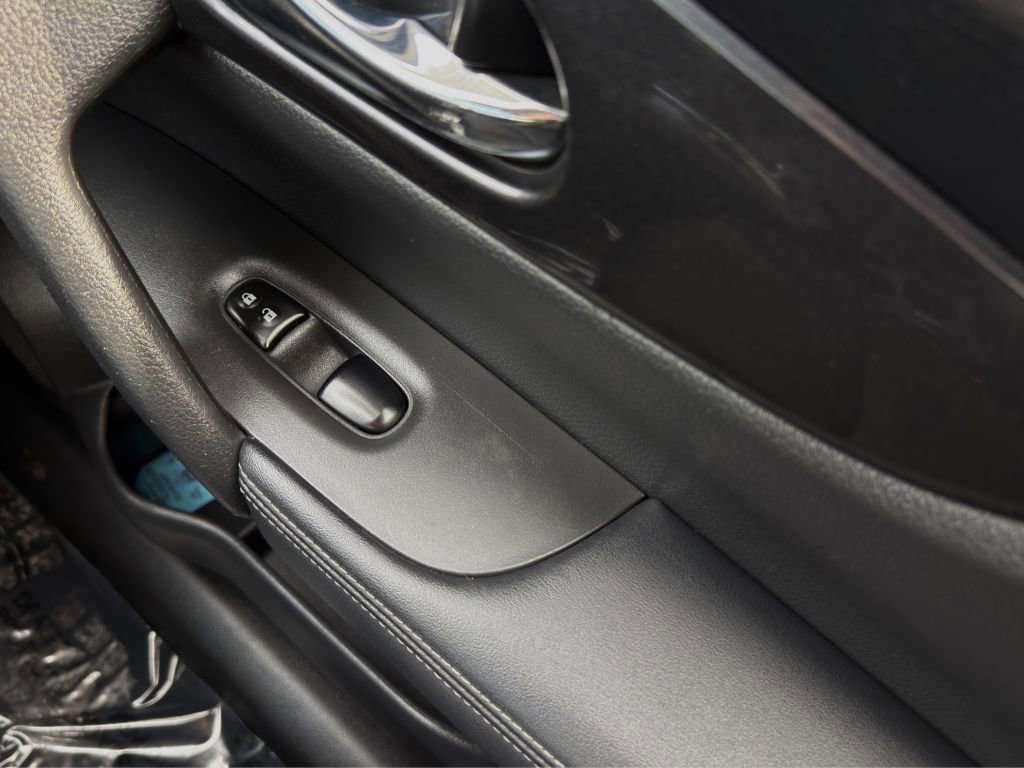 Used 2020 Nissan Rogue SV image 15