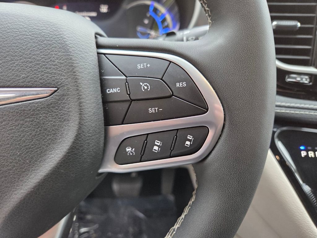 Used 2024 Chrysler Pacifica Select image 30