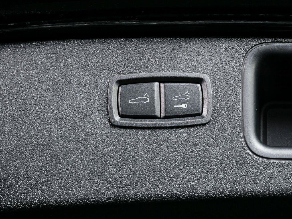 Certified 2026 Porsche Macan AWD/4WD image 32
