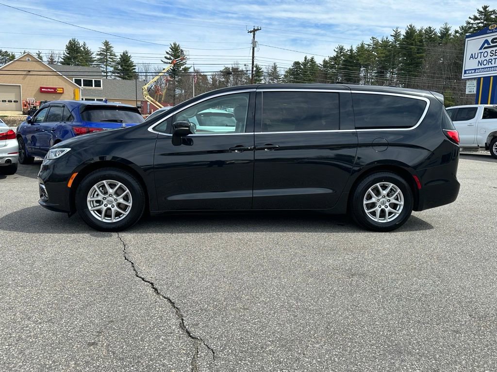 Used 2023 Chrysler Pacifica Touring-L FWD image 2