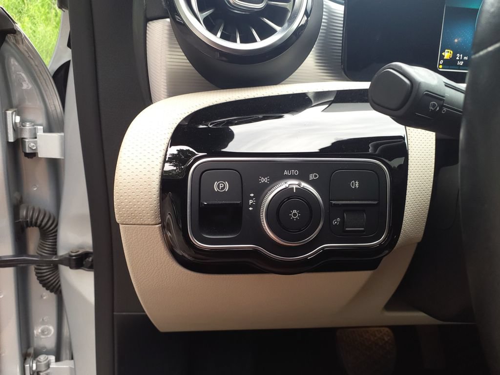 Used 2021 Mercedes-Benz CLA 250 image 22