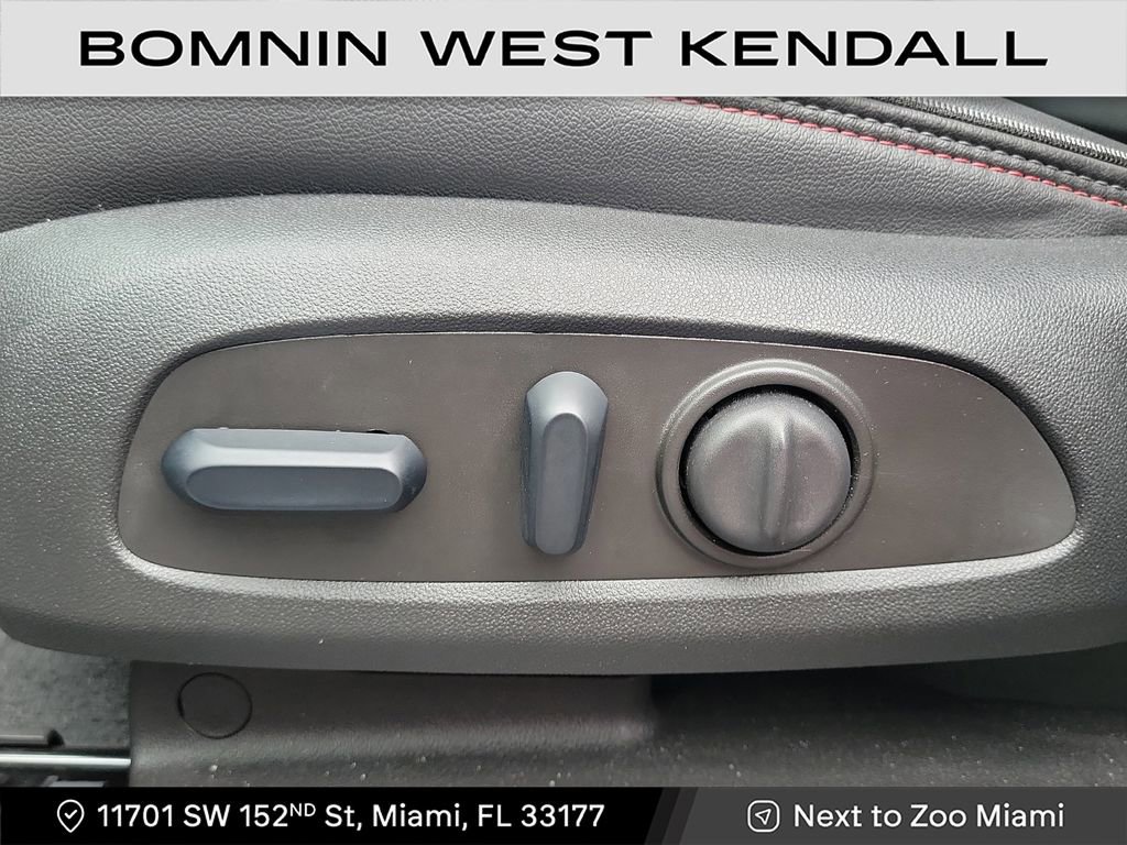 Used 2024 Chevrolet Traverse RS image 8