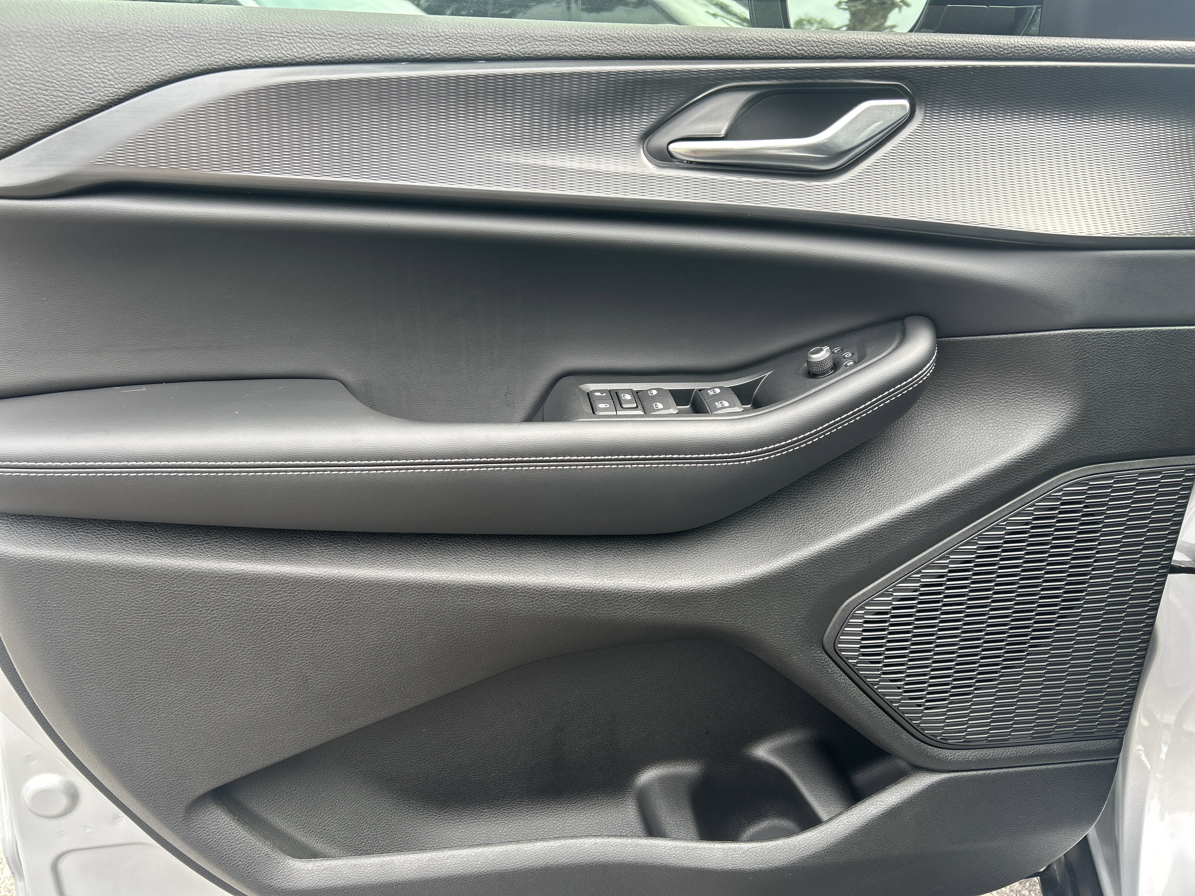 New 2025 Jeep Grand Cherokee Altitude image 12