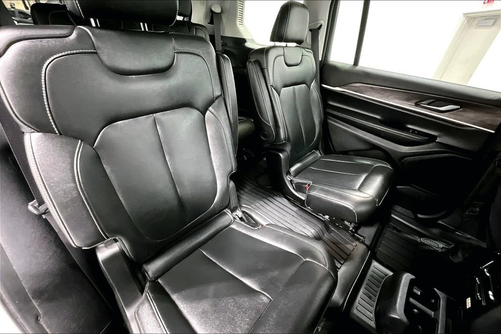 Used 2023 Jeep Grand Cherokee L Limited AWD/4WD image 32