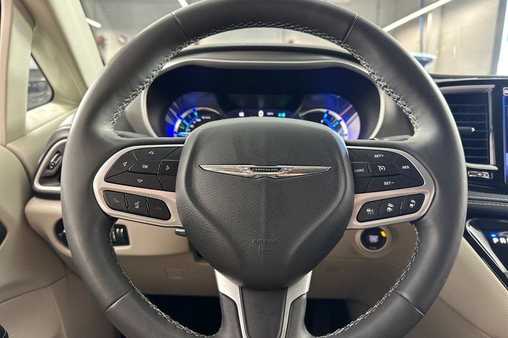 Used 2023 Chrysler Pacifica Touring-L FWD image 27