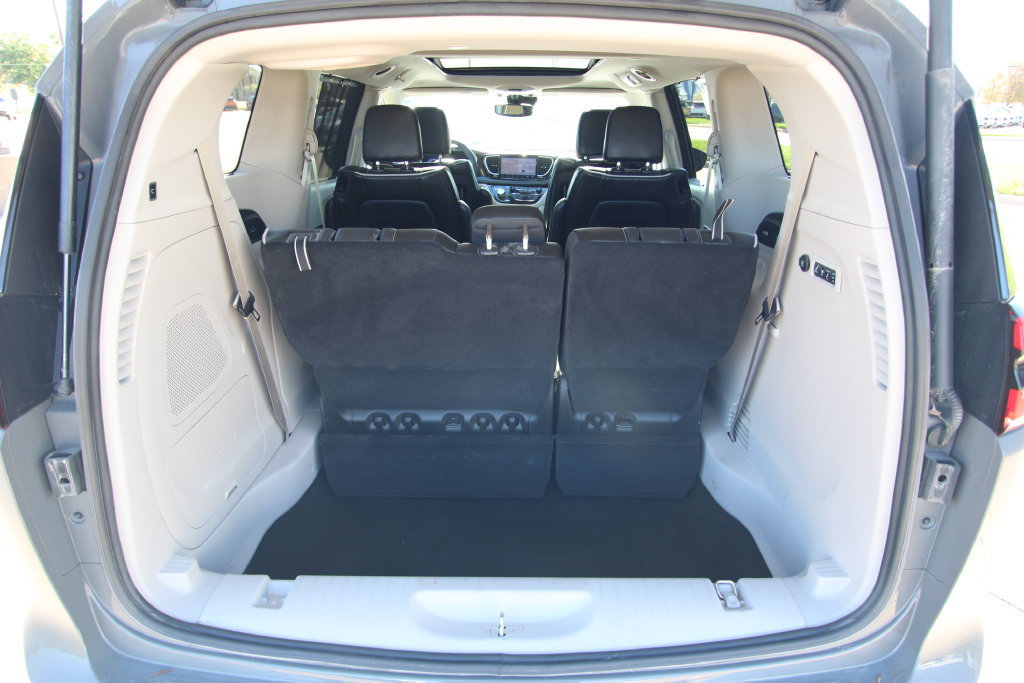 Used 2023 Chrysler Pacifica Limited w/ Uconnect Theater Family Group AWD/4WD image 17