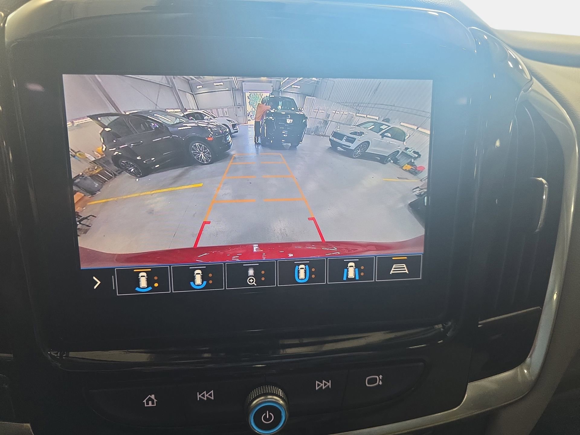 Used 2020 Chevrolet Traverse Premier FWD image 23