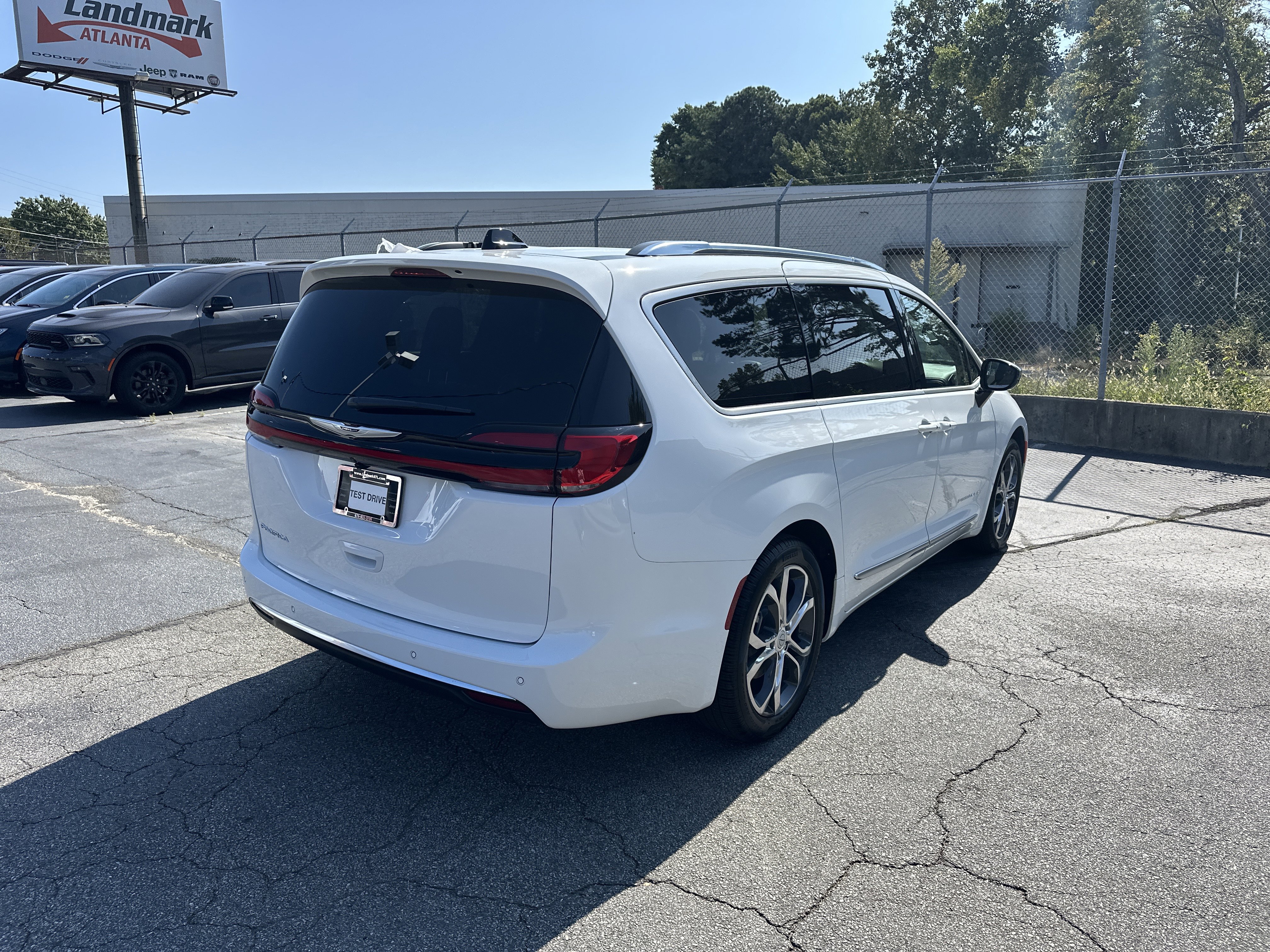 New 2026 Chrysler Pacifica Pinnacle image 9