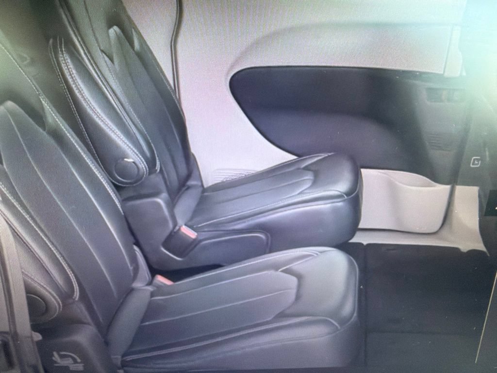 Used 2024 Chrysler Pacifica Touring-L FWD image 15