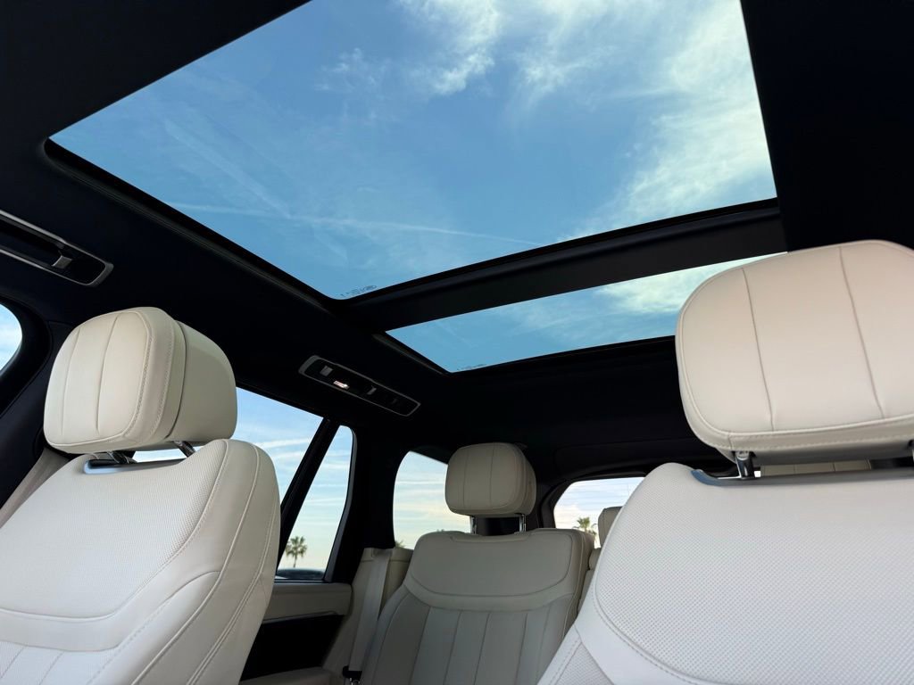 Used 2025 Land Rover Range Rover SE image 2