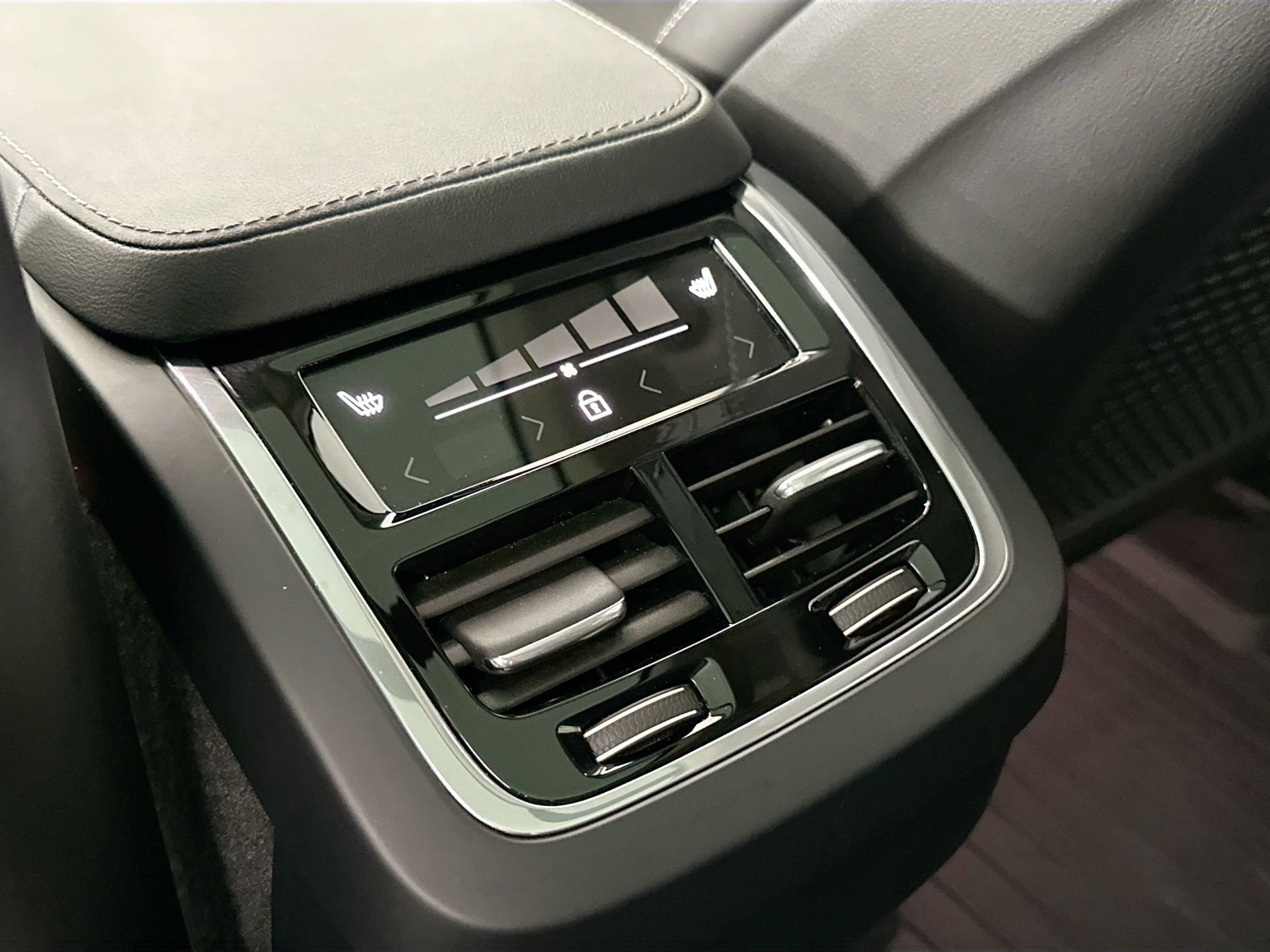 Certified 2023 Volvo XC90 B6 Ultimate w/ Protection Package Premier image 27