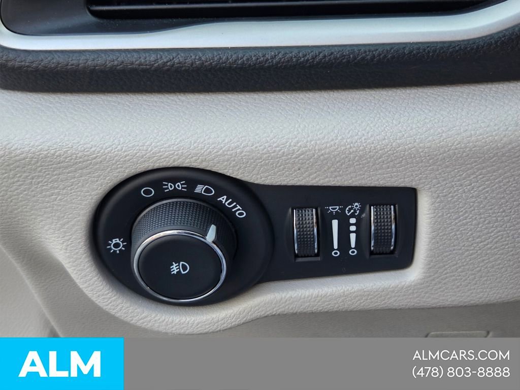 Used 2024 Chrysler Pacifica Select image 23