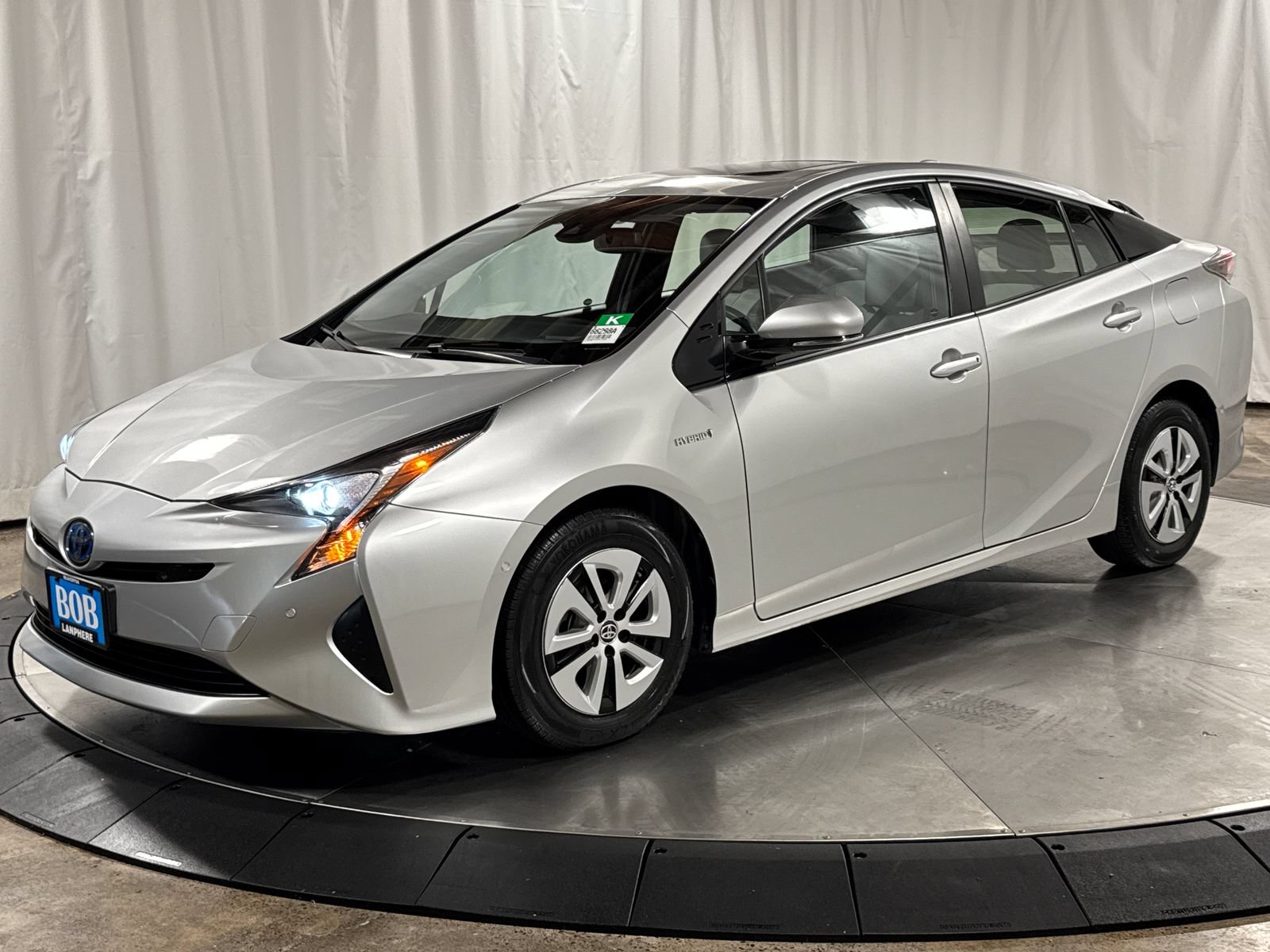 Used 2016 Toyota Prius FWD image 2