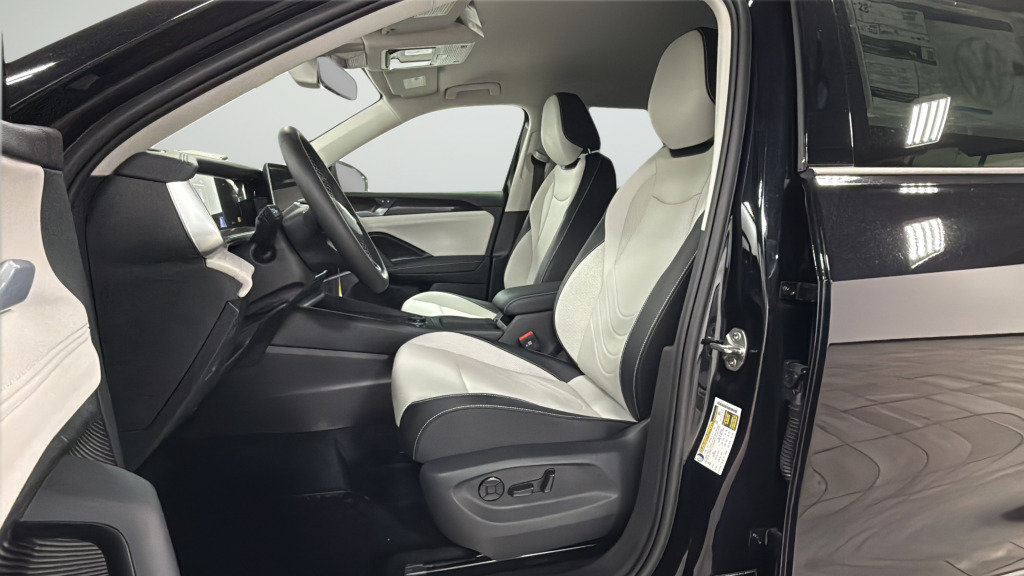 New 2026 Volkswagen Tiguan SE FWD image 17
