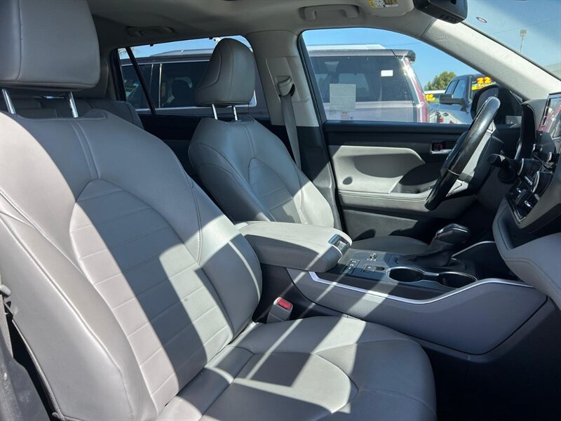Used 2020 Toyota Highlander XLE AWD/4WD image 20