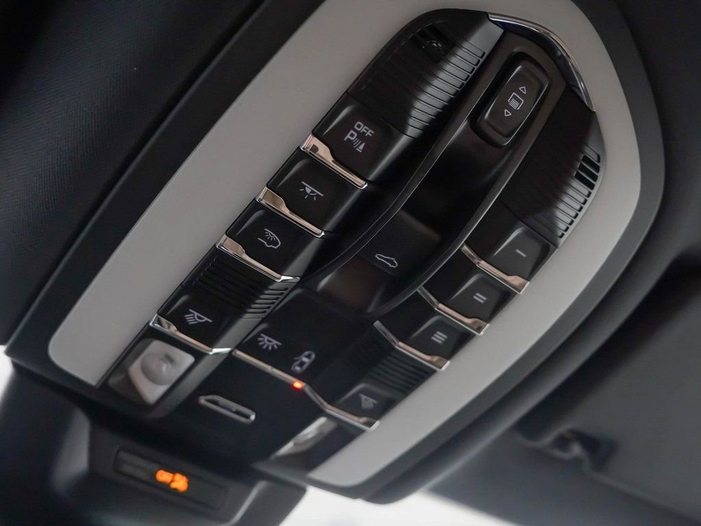 Certified 2025 Porsche Macan image 28