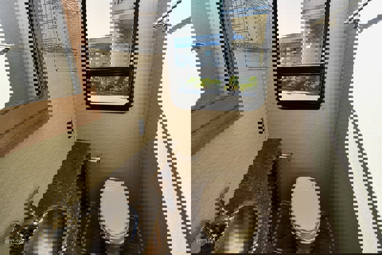 Used 2018 Chevrolet Express 4500 w/ RV Package RWD image 11