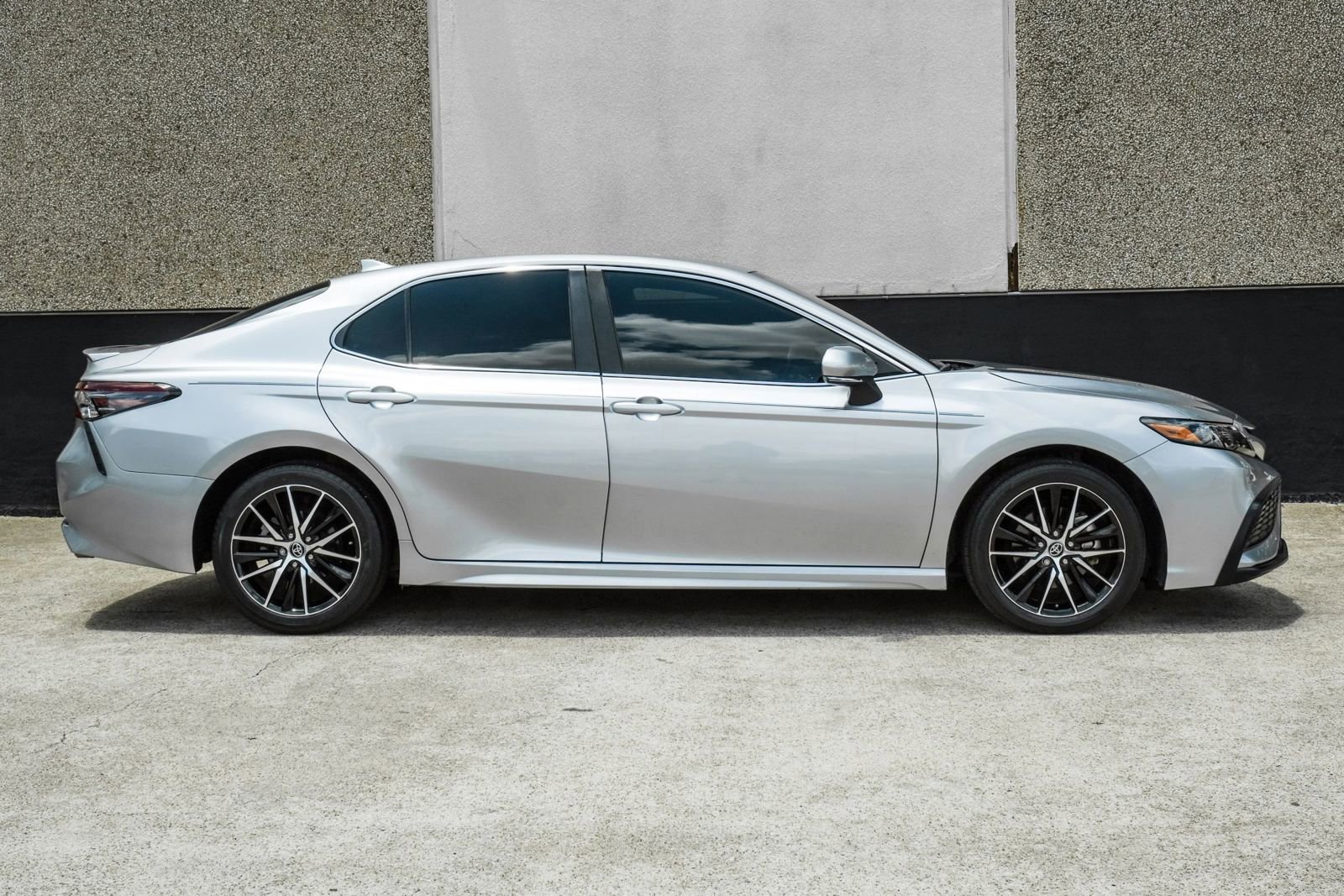 Used 2023 Toyota Camry SE FWD image 8
