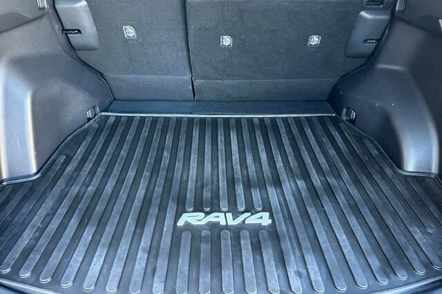 Used 2020 Toyota RAV4 XLE w/ XLE Grade Weather Package image 12