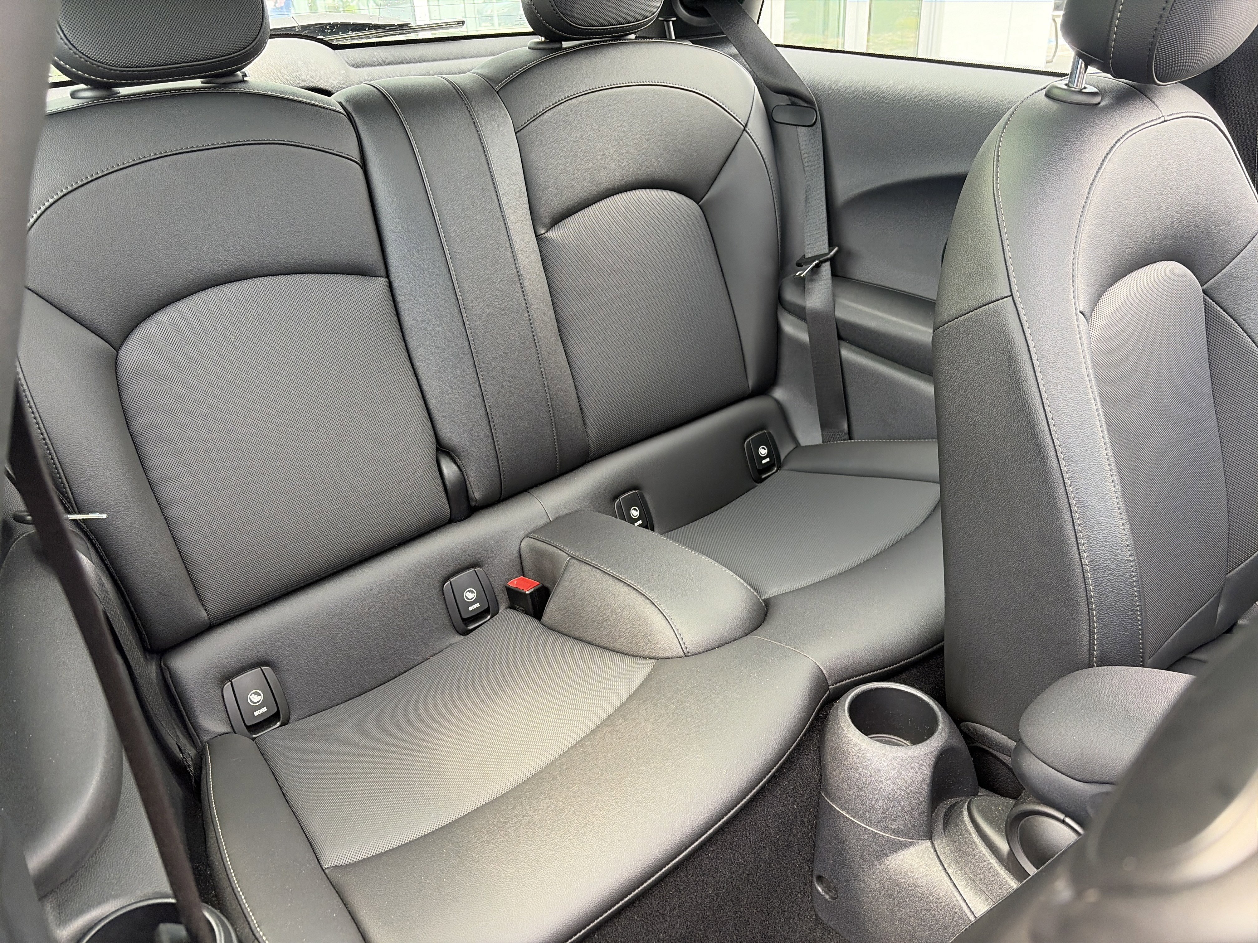 Used 2022 MINI Cooper 2-Door Hardtop image 30