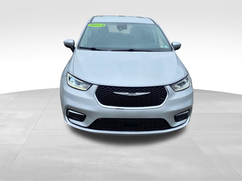 Used 2023 Chrysler Pacifica Touring-L FWD image 9