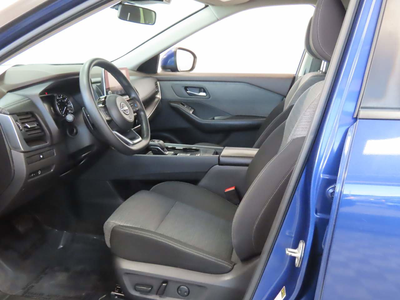 Used 2023 Nissan Rogue SV image 14