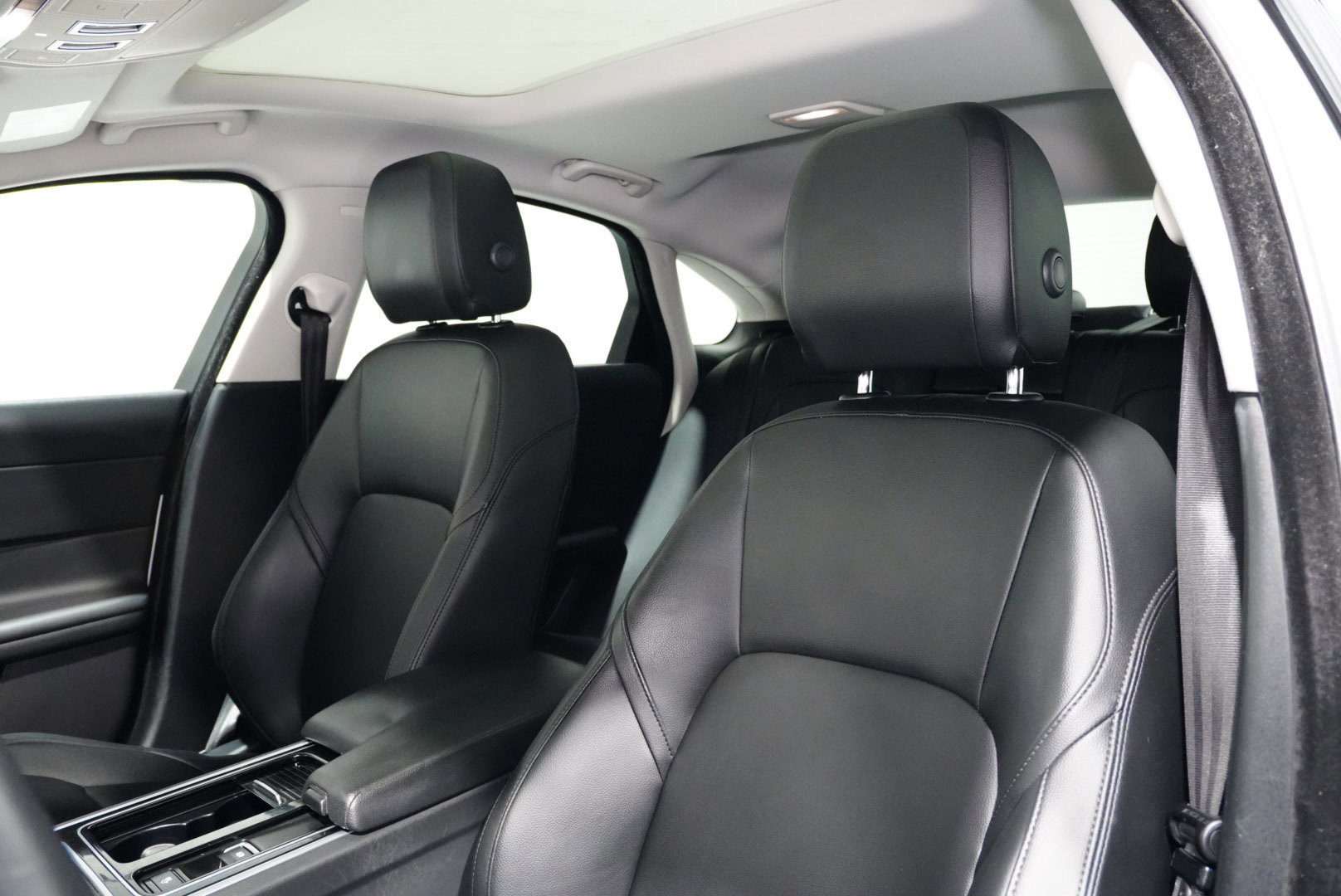 Used 2016 Jaguar XF Premium image 15