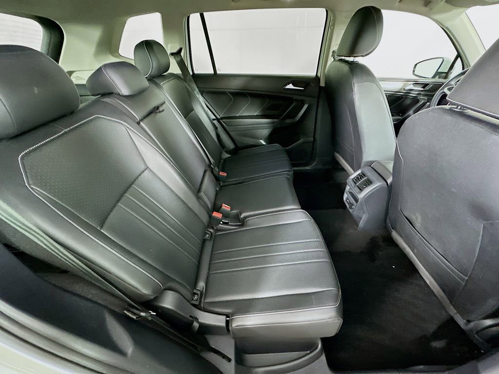 Used 2023 Volkswagen Tiguan SE w/ Panoramic Sunroof Package image 34