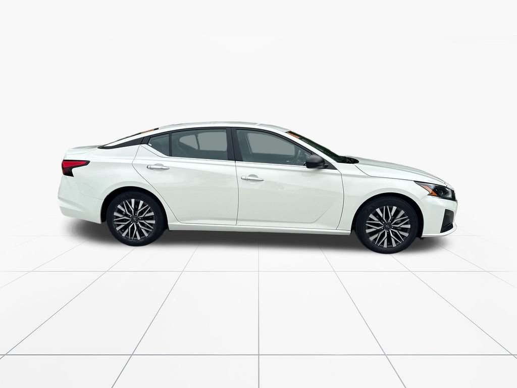 Used 2025 Nissan Altima 2.5 SV FWD image 9
