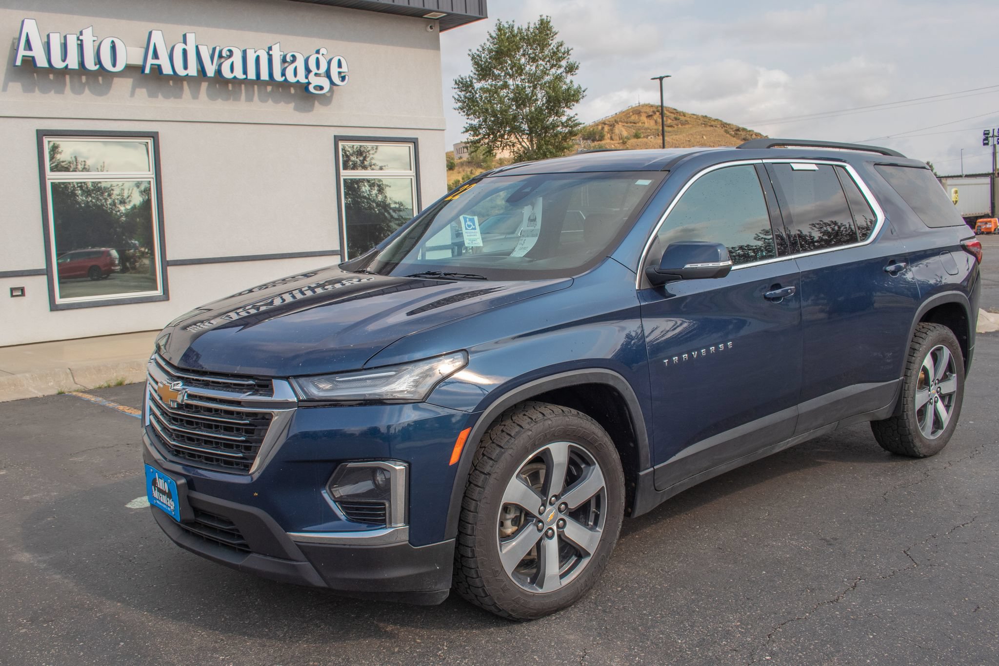 Used 2022 Chevrolet Traverse LT w/ LT Premium Package AWD/4WD image 3