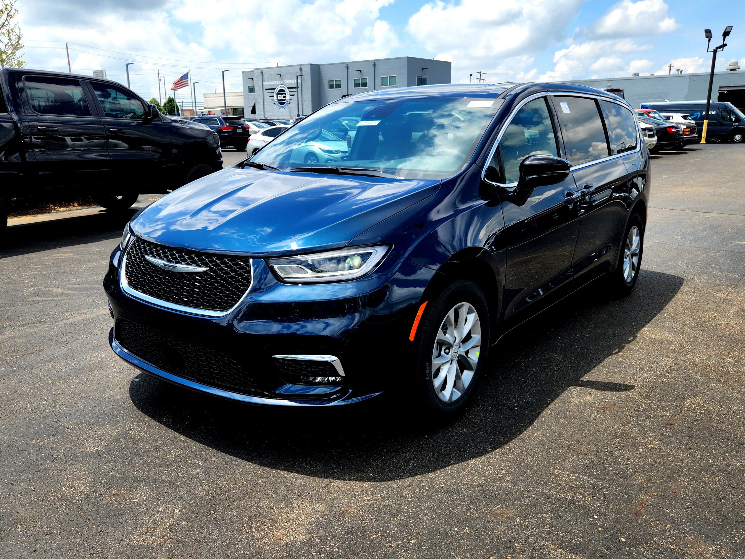 New 2025 Chrysler Pacifica Select w/ Uconnect Theater Family Group image 4