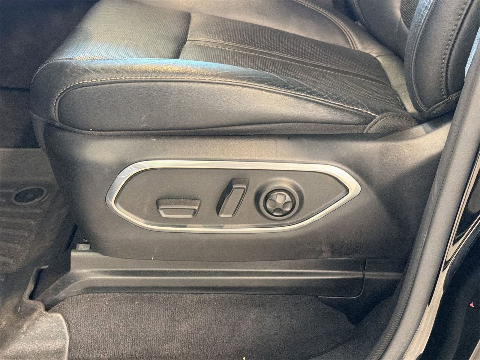 Used 2023 Jeep Wagoneer L Series III w/ Preferred Equipment Group image 12