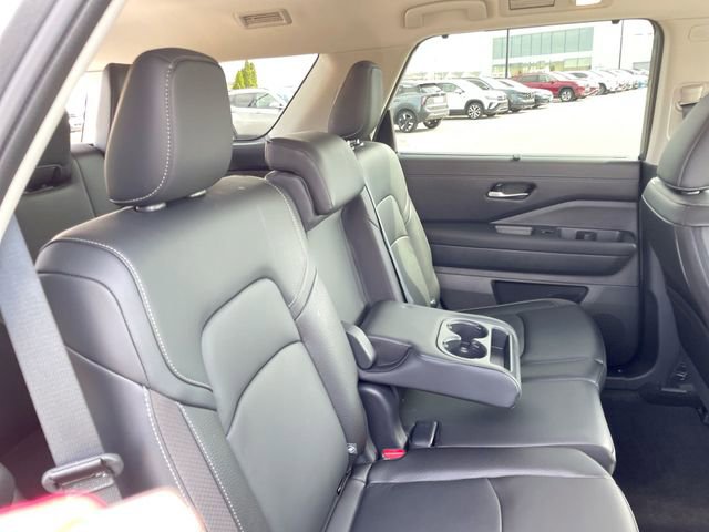 Used 2025 Nissan Pathfinder SL AWD/4WD image 14