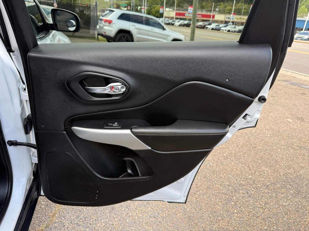 Used 2018 Jeep Cherokee Latitude Plus w/ Comfort/Convenience Group image 29