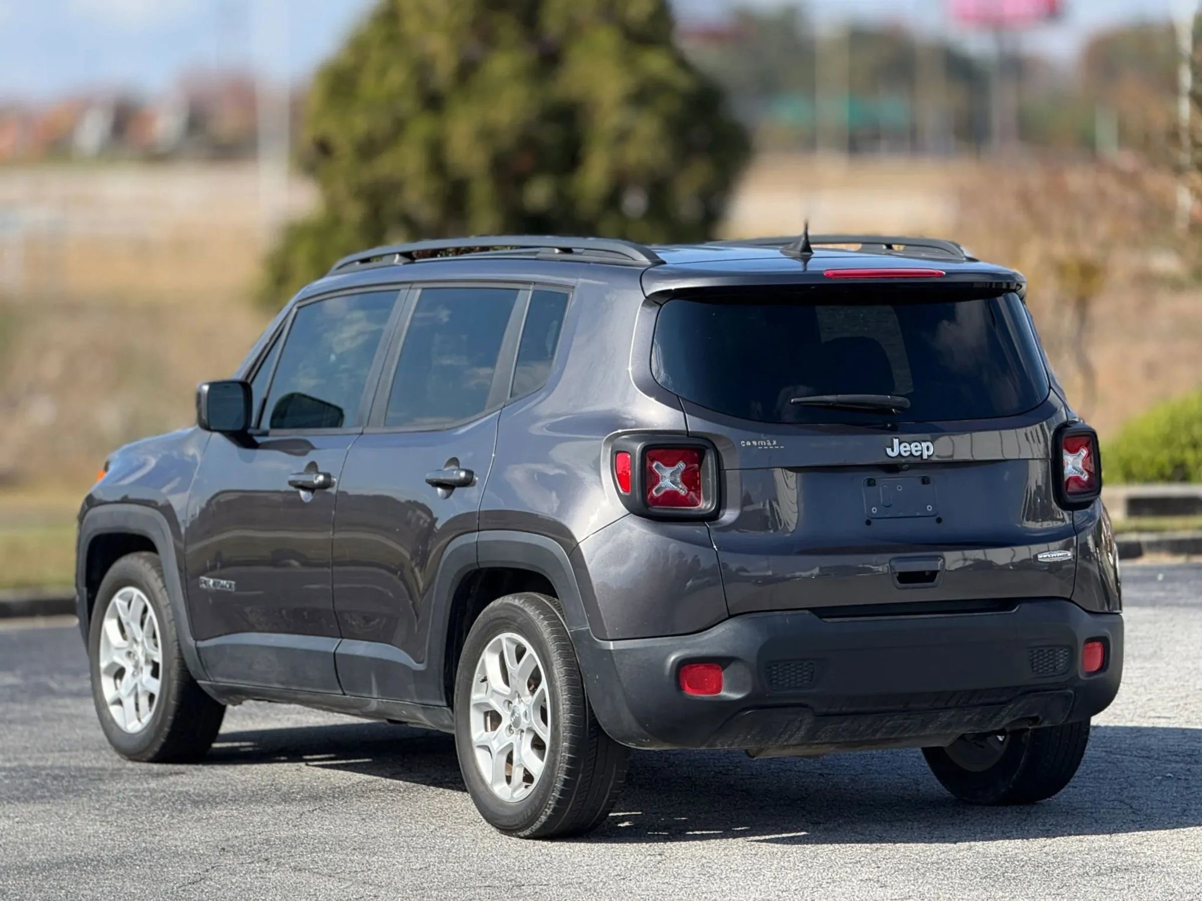 Used 2018 Jeep Renegade Latitude image 10