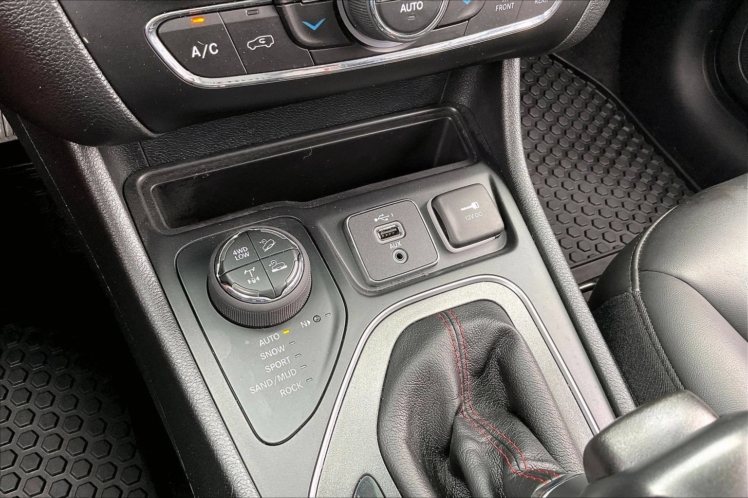 Used 2020 Jeep Cherokee Trailhawk w/ Cold Weather Group AWD/4WD image 24