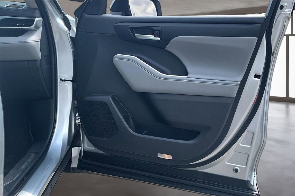 Used 2023 Toyota Highlander XLE image 28