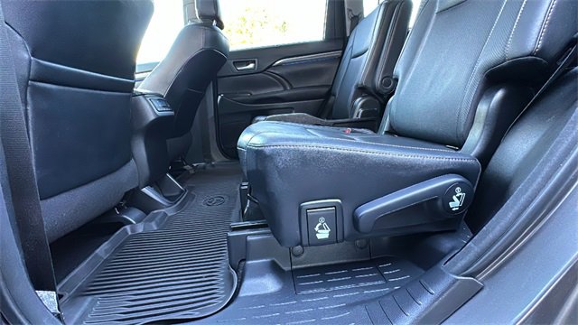 Used 2017 Toyota Highlander Limited image 34