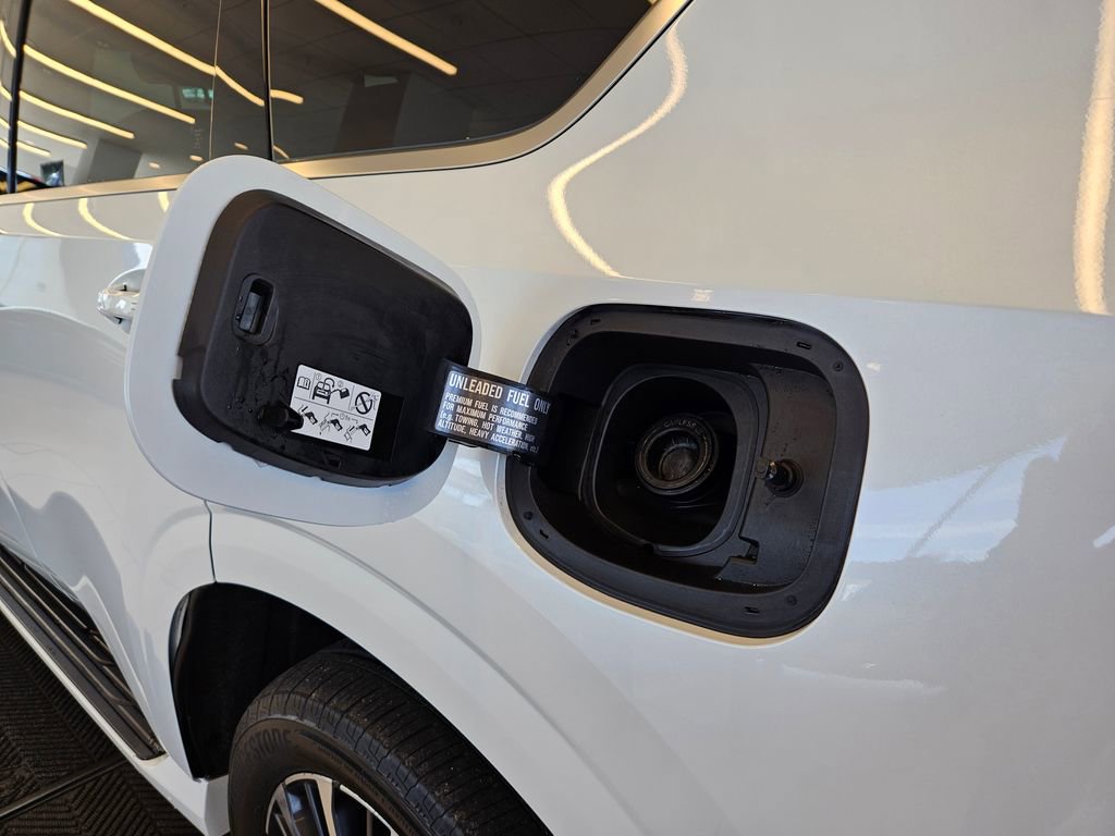 Certified 2025 Nissan Armada Platinum Reserve image 34