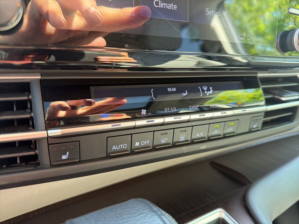Used 2023 Toyota Sienna XLE FWD image 33