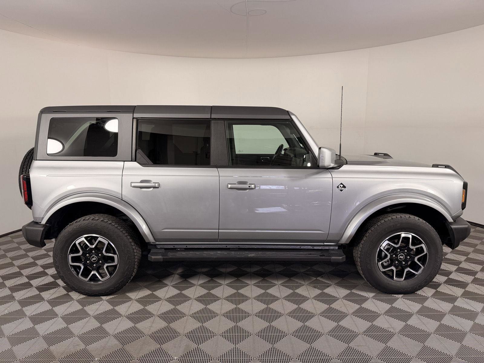 Used 2024 Ford Bronco Outer Banks image 9