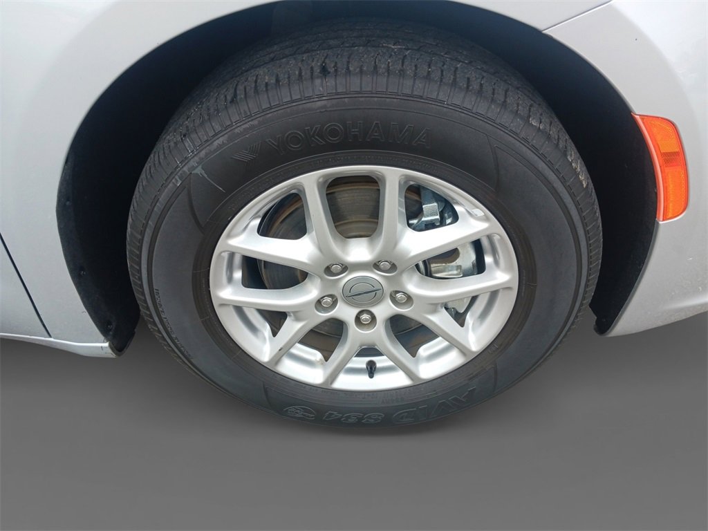 Used 2024 Chrysler Pacifica Touring-L image 16