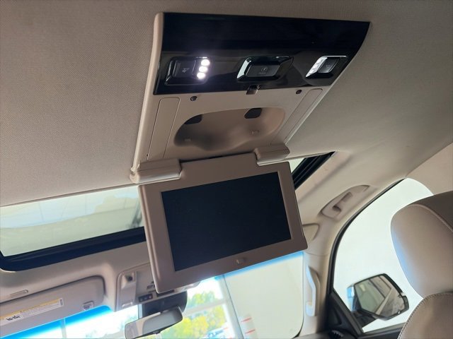 Used 2019 Cadillac Escalade Luxury w/ LPO, Radiant Package image 16